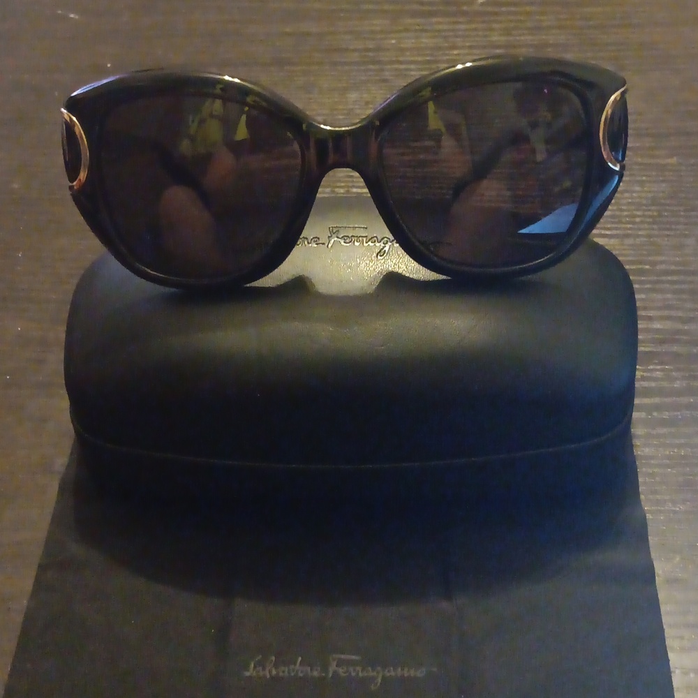Salvatore Ferragamo Black Sunglasses With A Branded Case & Cleaning Cloth (EUC) - Picture 3 of 8